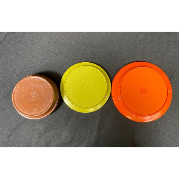 Vintage 70's Tupperware Bundle, Plates, Containers, Pitcher, Bowl - Picture 6 of 7